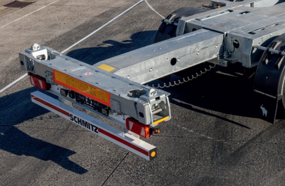 Der Heckausschub lässt sich pneumatisch auf die gewählte Containerposition ausfahren.