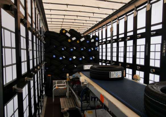 POWER CURTAIN für den Reifentransport