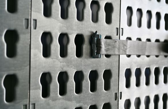 Trockenfracht Auflieger S.BO MULTI_Spanngurt für Schlüssellochbleche