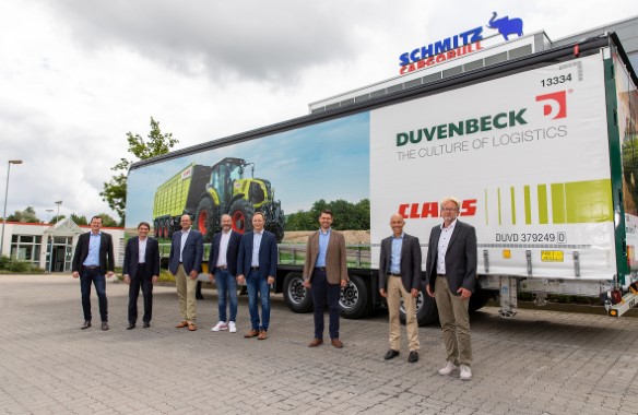 Fahrzeugübergabe Duvenbeck_Claas_Schmitz Cargobull Curtainsider