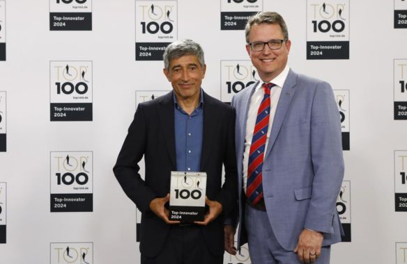 TOP 100-Award: Ranga Yogeshwar ehrt Schmitz Cargobull für Innovationsleistungen