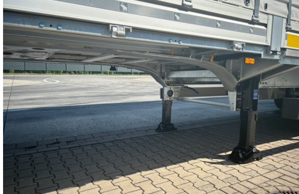 Sattelcurtainsider S.CS in Kombination mit 6x2 Zugmaschienen