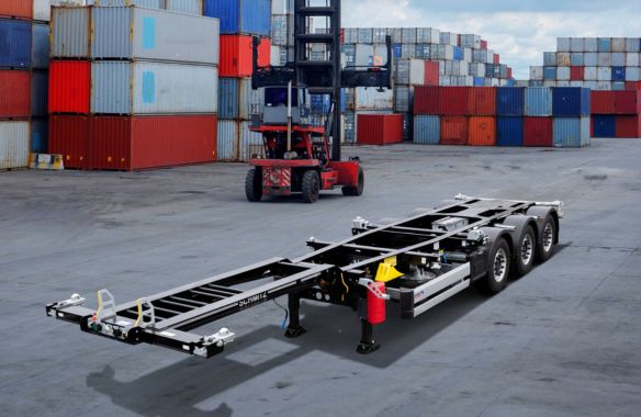 Das S.CF 40’ LX bietet Ihnen das passende Konzept, wenn rationeller Transport und heckbündiges Befördern von 20’ und 40’ Containern Vorrang haben.