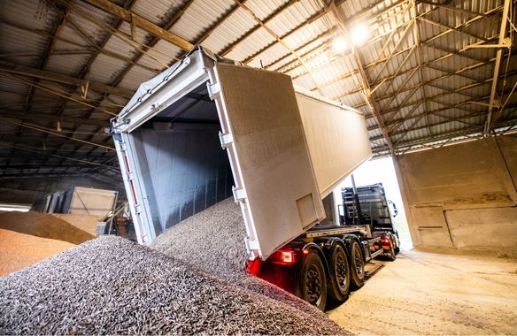 Sattelkipper S.KI LIGHT in Volumenausführung _ Heck