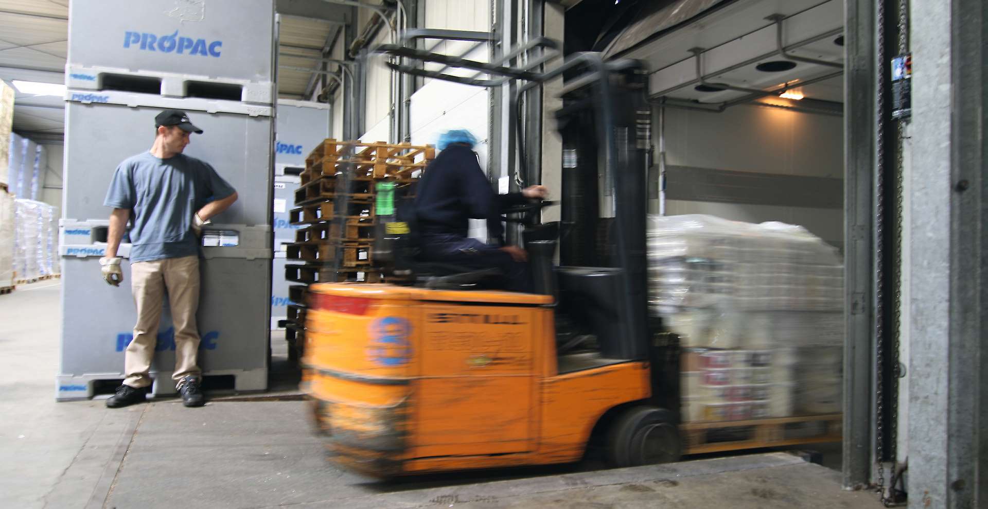 S.KO COOL box body semi-trailer being used