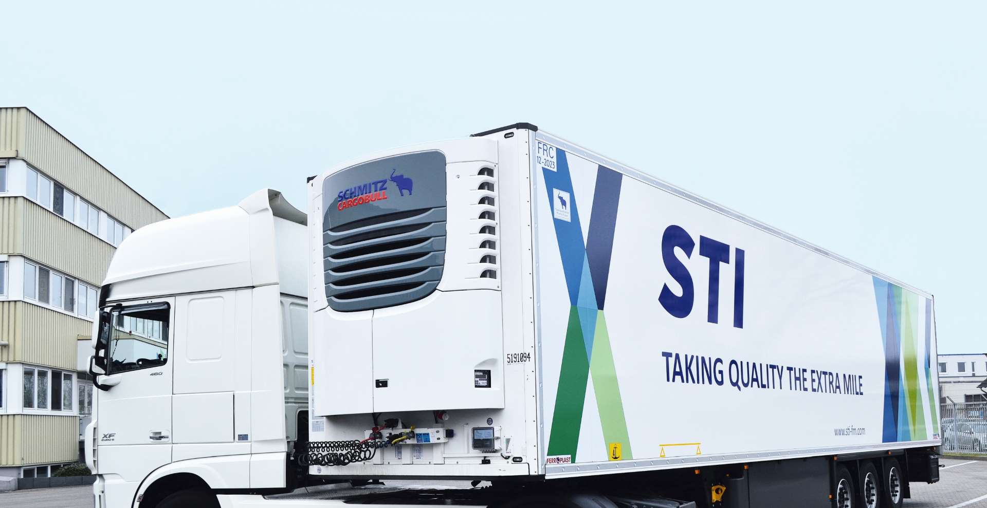 STI Freight Management relies on S.KO COOL box body semi-trailers.