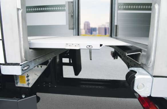 The bridge between the truck and box body trailer enables loading and unloading in one go.