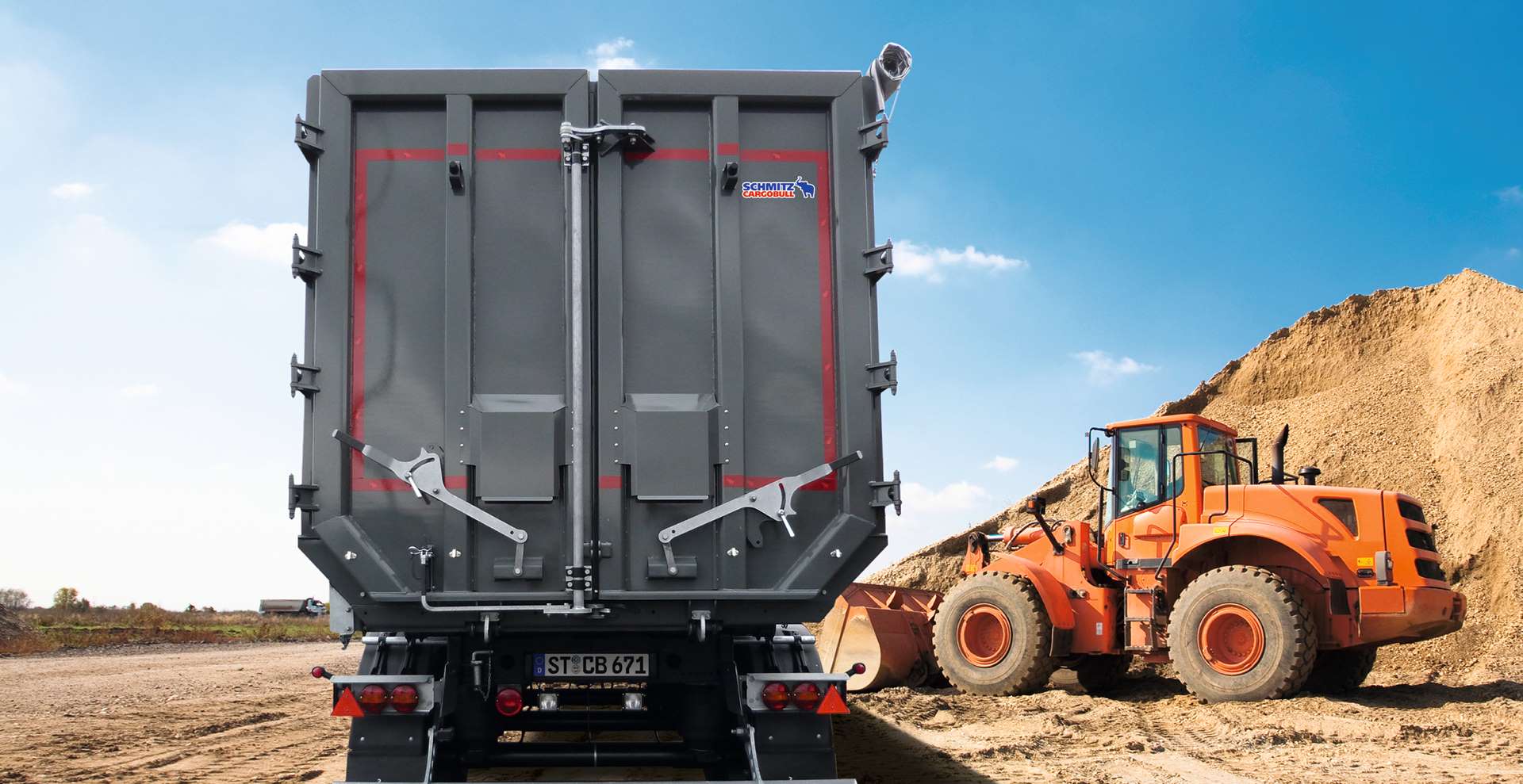 Bulky goods transported with the high-volume version of the S.KI LIGHT tipper semi-trailer with rounded steel body.