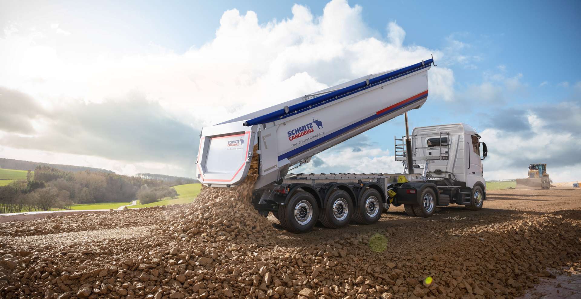 Reliable transport of construction materials with the S.KI SOLID tipper semi-trailer with rounded steel body.