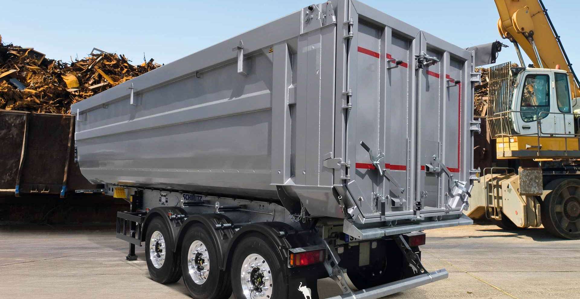 The high-volume S.KI SOLID tipper semi-trailer with rounded steel body for the transport of heavy bulk goods