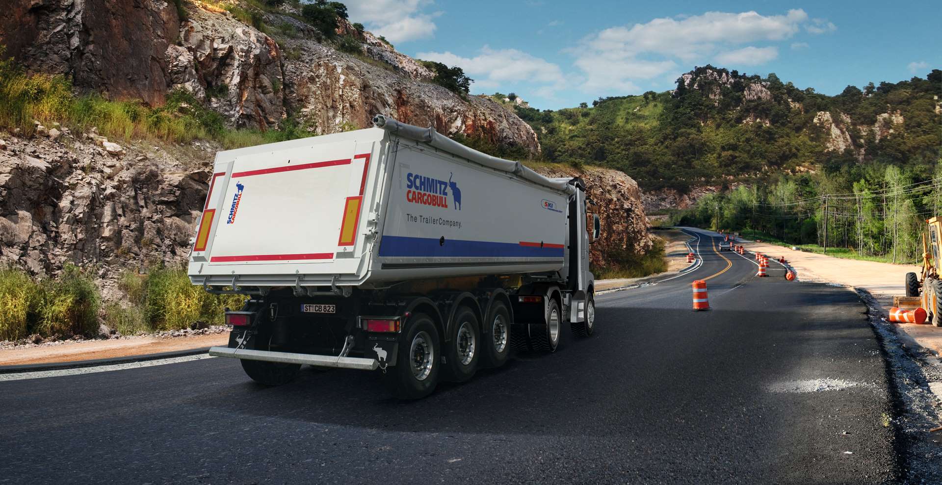 The S.KI LIGHT tipper semi-trailer with aluminium box body and thermal insulation for the transport of asphalt