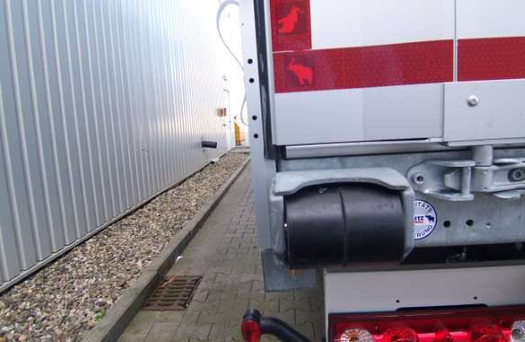 The rubber bumpers prevent damage to the rear portal of the curtainsider semi-trailer
