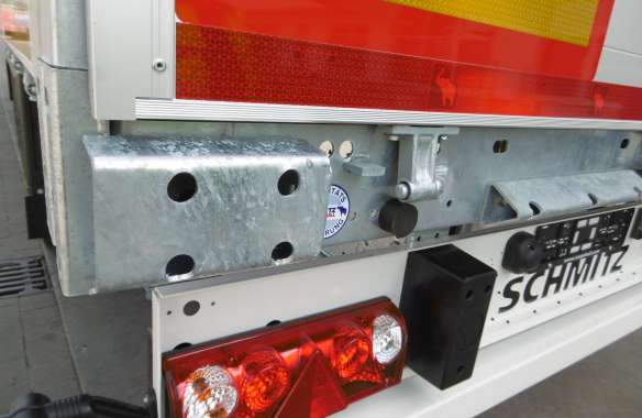 Stainless steel bumpers for the S.PR BAU platform semi-trailer