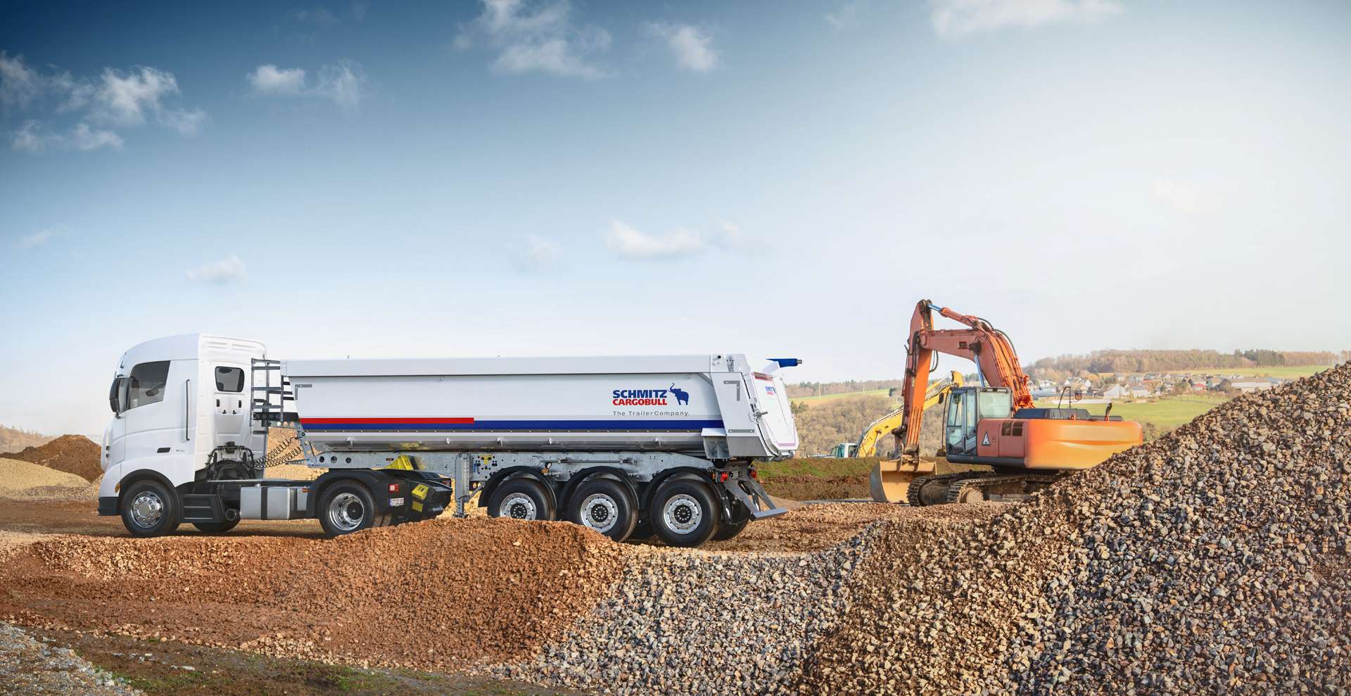 The tough solution in construction site transport - the S.KI SOLID tipper semi-trailer with rounded steel body