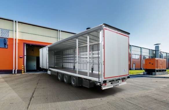 The standard tarpaulin of the curtainsider is extremely smooth-running
