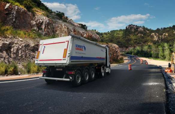 The S.KI LIGHT tipper semi-trailer with aluminium box body and thermal insulation for the transport of asphalt