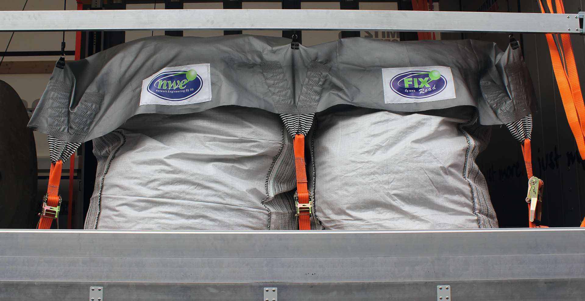 Transport of chemical goods with the S.CS curtainsider semi-trailer